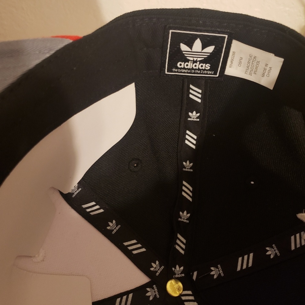 NWT Addidas snapback (youth fit) - Picture 4 of 4